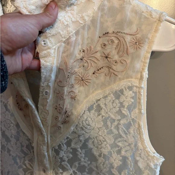 Miss Me Lace Sleeveless Button-Front Top - Cream M - Picture 3 of 5